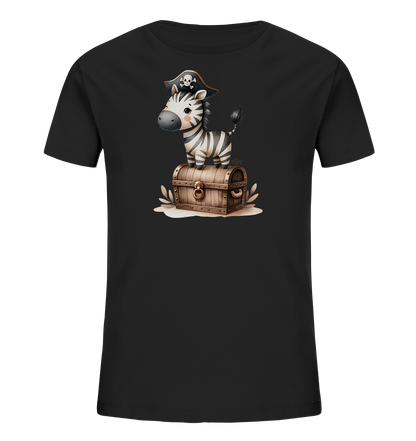 Onlineshop Shirts fuer Kinder - Ein schwarzes Kinder-T-Shirt mit einem niedlichen Zebradruck. Das Zebra traegt einen Piratenhut mit Totenkopf und steht auf einer Holzschatzkiste. Um die Schatzkiste herum sind Blaetter oder Pflanzen zu sehen. Die Illustration ist im Comic-Stil gehalten und wirkt verspielt.