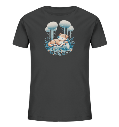 Onlineshop Shirts fuer Kinder - Das Bild zeigt ein dunkles T-Shirt mit einer Illustration eines entspannt schlafenden Hundes. Der Hund liegt auf einem Baumstamm, umgeben von stilisierten Baeumen, Straeuchern und kleinen Blumen. Die Grafik ist in sanften, erdigen und blauen Farbtoenen gehalten und wirkt ruhig und naturverbunden. Das Motiv strahlt Gelassenheit und Gemuetlichkeit aus.