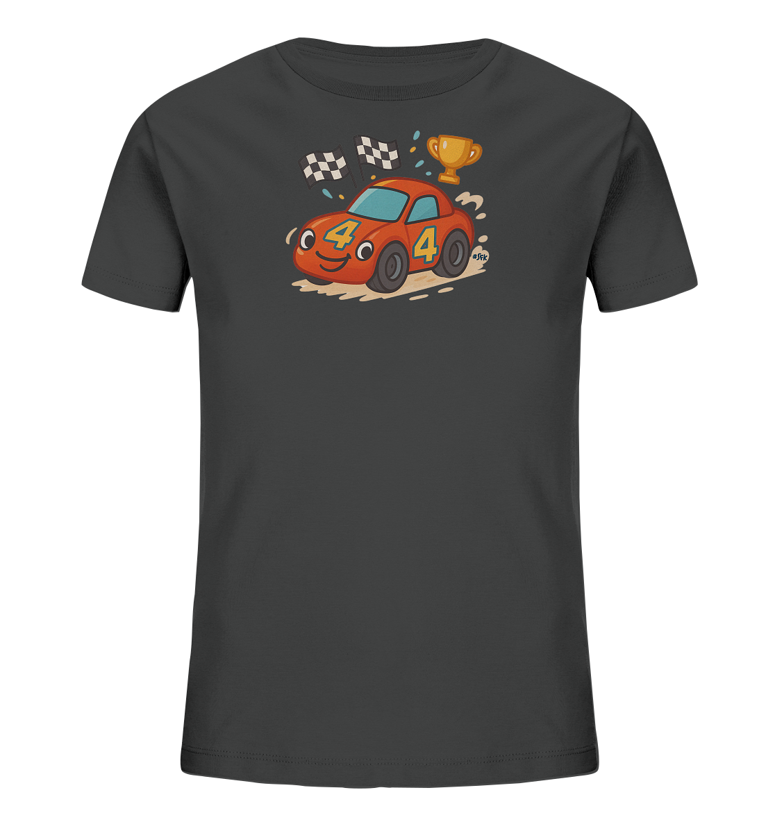 Onlineshop Shirts fuer Kinder - Das Bild zeigt ein dunkles T-Shirt fuer Kinder mit einem froehlichen, roten Rennauto. Das Auto traegt die Nummer 4 und faehrt an Zielflaggen vorbei, waehrend ein goldener Pokal darueber schwebt. Das dynamische Motiv ist ideal fuer kleine Rennsport-Fans.