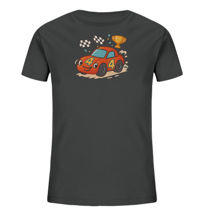 Onlineshop Shirts fuer Kinder - Das Bild zeigt ein dunkles T-Shirt fuer Kinder mit einem froehlichen, roten Rennauto. Das Auto traegt die Nummer 4 und faehrt an Zielflaggen vorbei, waehrend ein goldener Pokal darueber schwebt. Das dynamische Motiv ist ideal fuer kleine Rennsport-Fans.