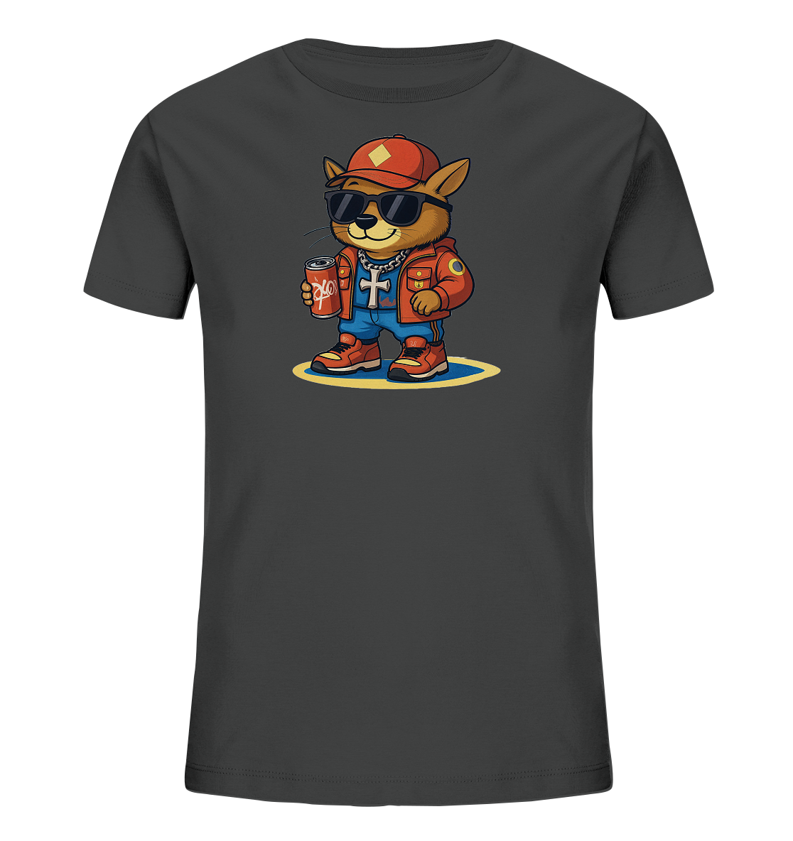 Onlineshop Shirts fuer Kinder - Das Bild zeigt ein dunkelgraues Kinder-T-Shirt mit einem markanten Motiv auf der Vorderseite. Es ist eine stilisierte Katze in laessiger Kleidung dargestellt: mit Cap, Sonnenbrille, Jacke und Sneakers. Die Katze haelt eine rote Dose in der Pfote und traegt eine Kette mit Kreuzanhaenger. Das Design ist farbenfroh und verleiht dem Shirt einen coolen Look.