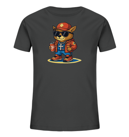 Onlineshop Shirts fuer Kinder - Das Bild zeigt ein dunkelgraues Kinder-T-Shirt mit einem markanten Motiv auf der Vorderseite. Es ist eine stilisierte Katze in laessiger Kleidung dargestellt: mit Cap, Sonnenbrille, Jacke und Sneakers. Die Katze haelt eine rote Dose in der Pfote und traegt eine Kette mit Kreuzanhaenger. Das Design ist farbenfroh und verleiht dem Shirt einen coolen Look.
