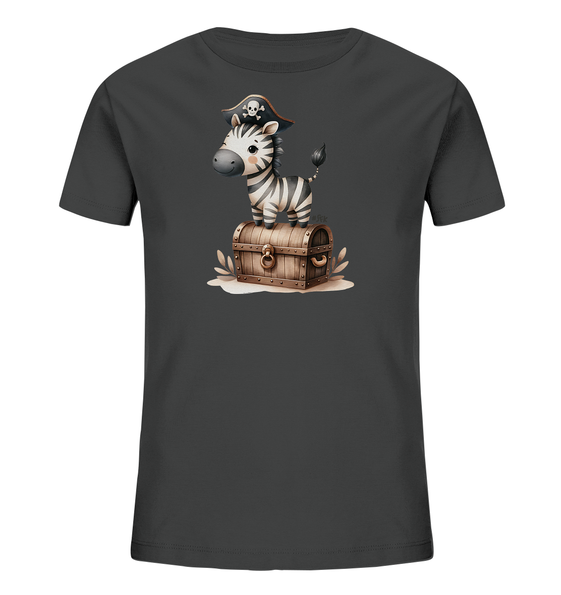 Onlineshop Shirts fuer Kinder - Das Bild zeigt ein dunkles Kinder T-Shirt mit einem niedlichen Aufdruck. Abgebildet ist ein kleines Zebra mit Piratenhut, das auf einer Schatzkiste steht. Das Design ist im Comic-Stil gehalten und wirkt verspielt. Es ist ein ansprechendes Motiv fuer junge Abenteurer.
