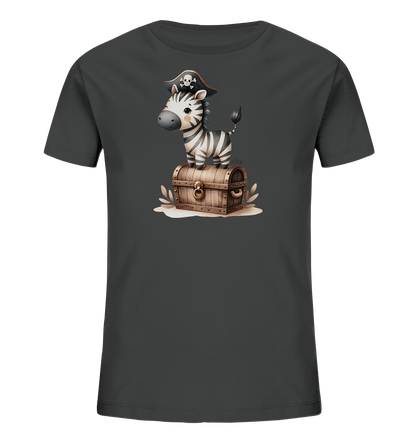 Onlineshop Shirts fuer Kinder - Das Bild zeigt ein dunkles Kinder T-Shirt mit einem niedlichen Aufdruck. Abgebildet ist ein kleines Zebra mit Piratenhut, das auf einer Schatzkiste steht. Das Design ist im Comic-Stil gehalten und wirkt verspielt. Es ist ein ansprechendes Motiv fuer junge Abenteurer.
