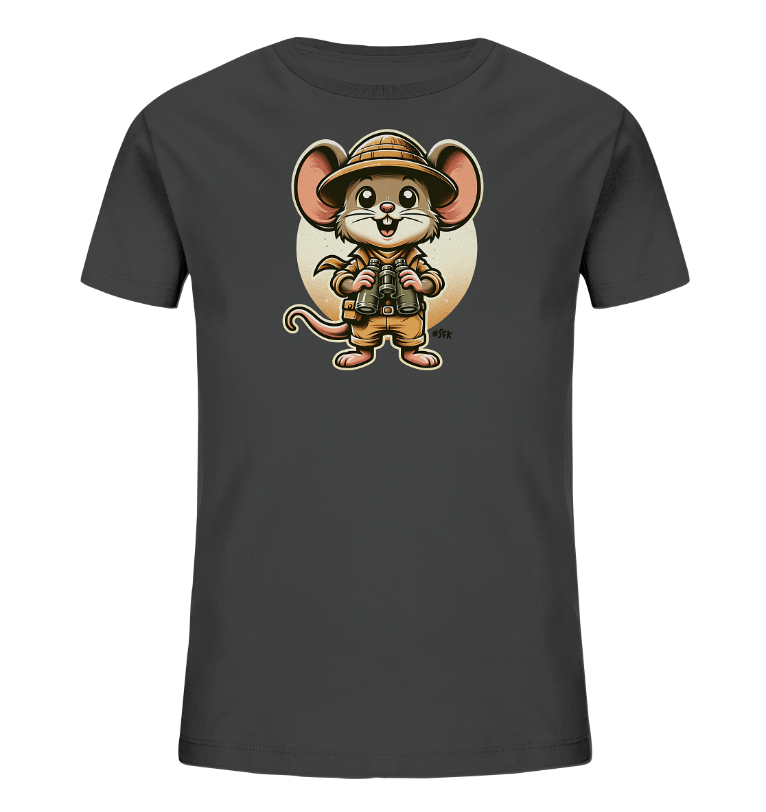 Onlineshop Shirts fuer Kinder - Das Bild zeigt ein dunkelgraues Kinder-T-Shirt mit einem detailreichen Motiv auf der Vorderseite. Eine cartoonhafte Maus ist in Abenteuerkleidung dargestellt, komplett mit Safarihut und einem Halstuch. Die Maus haelt ein Fernglas in ihren Pfoten und steht vor einem stilisierten, hellen Kreis. Dieses Design verleiht dem Shirt einen verspielten Entdecker-Look.