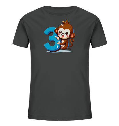 Onlineshop Shirts fuer Kinder - Das Bild zeigt ein dunkelgraues Kinder-T-Shirt mit einem farbenfrohen Motiv auf der Vorderseite. Ein froehlicher Comic-Affe mit braunem Fell umarmt liebevoll eine grosse, glaenzende Zahl Drei in Blau. Das Design wirkt verspielt und ansprechend fuer Kinder.