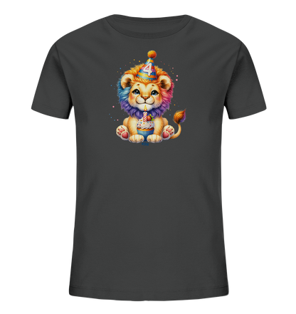 Onlineshop Shirts für Kinder - Das Bild zeigt ein dunkelgraues Kinder-T-Shirt. Auf der Vorderseite ist eine farbenfrohe, cartoonartige Illustration eines Löwenbabys zu sehen, das einen Partyhut mit der Zahl '4' trägt. Der Löwe hält einen Cupcake mit einer brennenden Kerze, umgeben von farbigen Konfetti-Punkten. Das Design ist festlich und eignet sich thematisch für einen vierten Geburtstag.