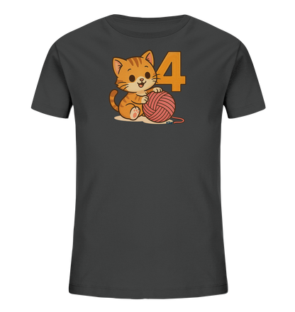 Onlineshop Shirts fuer Kinder - Das Bild zeigt ein dunkelgraues Kinder-T-Shirt mit einem niedlichen Motiv einer orangefarbenen Katze. Die Katze sitzt mit einem pinken Wollknaeuel zusammen neben der grossen orangefarbenen Zahl Vier. Das verspielte Design ist detailliert gestaltet und ansprechend fuer Kinder.