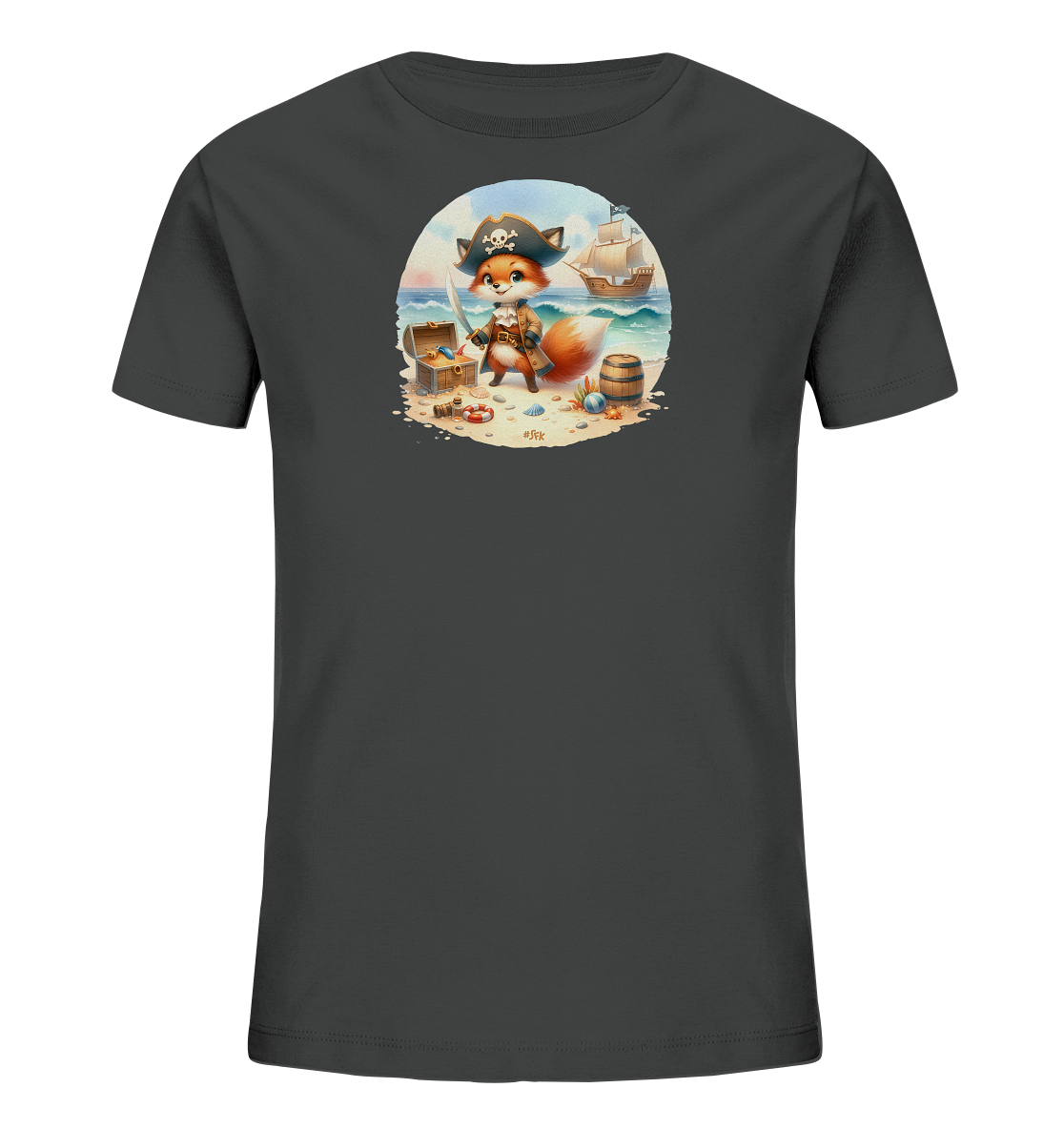 Onlineshop Shirts fuer Kinder - Das Bild zeigt ein dunkelgraues Kinder-T-Shirt mit einem ovalen Print auf der Vorderseite. Das Motiv zeigt einen niedlichen, als Pirat verkleideten Fuchs mit Schwert auf einem Strand. Im Hintergrund sind das Meer, eine Schatzkiste, ein Fass und ein Segelschiff zu sehen. Der Druck hat einen detailreichen und farbenfrohen Cartoon-Stil.