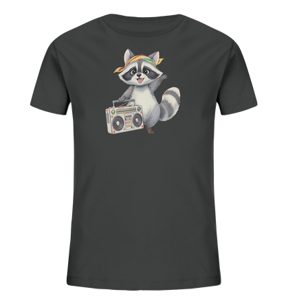 Onlineshop Shirts fuer Kinder - Das Bild zeigt ein dunkelgraues Kinder-T-Shirt mit einem niedlichen Waschbaer-Motiv auf der Vorderseite. Der Waschbaer traegt ein regenbogenfarbenes Stirnband und haelt einen retroaehnlichen Boombox. Er hat einen freundlichen Ausdruck und hebt eine Pfote, was dem Design eine dynamische Note verleiht. Die Grafik ist farbenfroh und detailliert, passend fuer ein Kinder-Shirt.