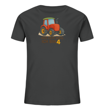 Onlineshop Shirts fuer Kinder - Dieses dunkle T-Shirt fuer Kinder zeigt eine bunte Illustration eines roten Traktors auf sandigem Untergrund. Der Traktor hat ein gruenes Dach und gelbe Raeder. Unter dem Bild steht in brauner und gelber Schrift der Text "AUS DEM WEG, ICH BIN 4". Es ist ein lustiges Motiv, ideal fuer kleine Traktor-Fans.