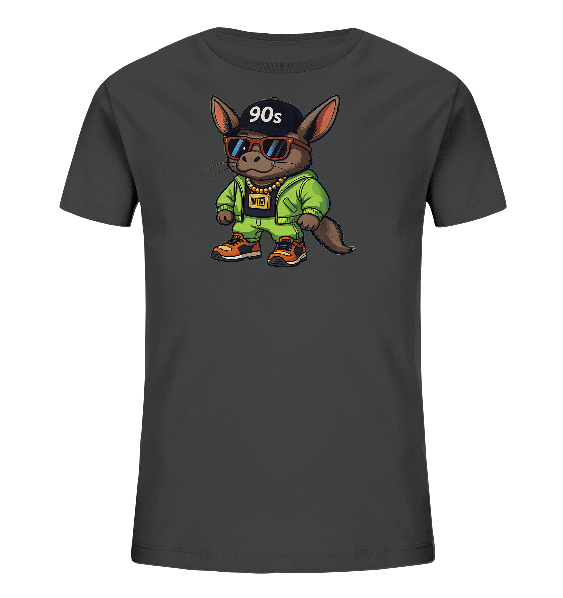 Onlineshop Shirts fuer Kinder - Das Bild zeigt ein dunkles T-Shirt mit einem stilisierten Tiercharakter auf der Vorderseite. Der Charakter traegt eine gruene Trainingsanzugkombi, rote Sonnenbrillen und eine schwarze Muetze mit der Aufschrift '90s'. Das Design ist detailreich und verleiht dem Shirt einen coolen, retrospektiven Look, ideal fuer Kinder.