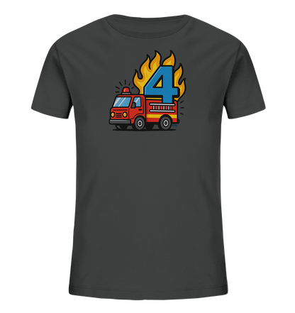 Onlineshop Shirts fuer Kinder - Das Bild zeigt ein dunkelgraues Kinder-T-Shirt mit einem lebendigen Aufdruck. Im Zentrum des Designs steht ein rotes Feuerwehrauto mit blauer Sirene. Über dem Fahrzeug lodern stilisierte gelbe und orangefarbene Flammen, die die grosse, blaue Zahl Vier umgeben. Dieses Motiv ist spielerisch und farbenfroh gestaltet.
