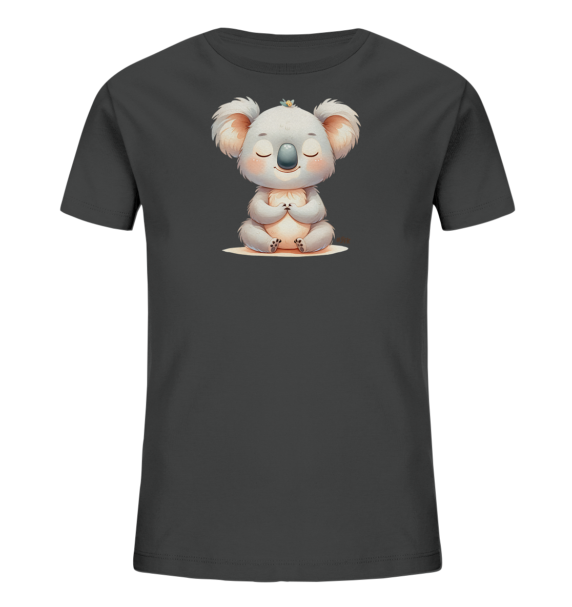 Onlineshop Shirts fuer Kinder - Das Bild zeigt ein dunkelgraues T-Shirt mit einem niedlichen Druck eines meditierenden Koalas. Der Koala hat die Augen geschlossen und sitzt in einer ruhigen Position mit verschraenkten Pfoten. Eine kleine gelbe Blume ziert seinen Kopf, was dem Design eine verspielte Note verleiht. Das Motiv ist zentral auf dem Shirt platziert und wirkt friedlich und charmant.