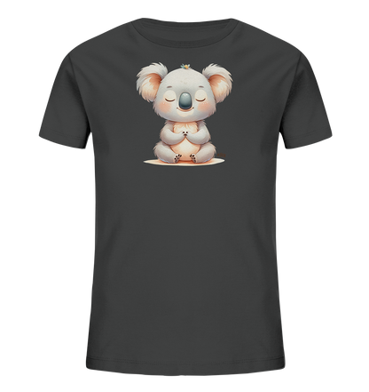 Onlineshop Shirts fuer Kinder - Das Bild zeigt ein dunkelgraues T-Shirt mit einem niedlichen Druck eines meditierenden Koalas. Der Koala hat die Augen geschlossen und sitzt in einer ruhigen Position mit verschraenkten Pfoten. Eine kleine gelbe Blume ziert seinen Kopf, was dem Design eine verspielte Note verleiht. Das Motiv ist zentral auf dem Shirt platziert und wirkt friedlich und charmant.