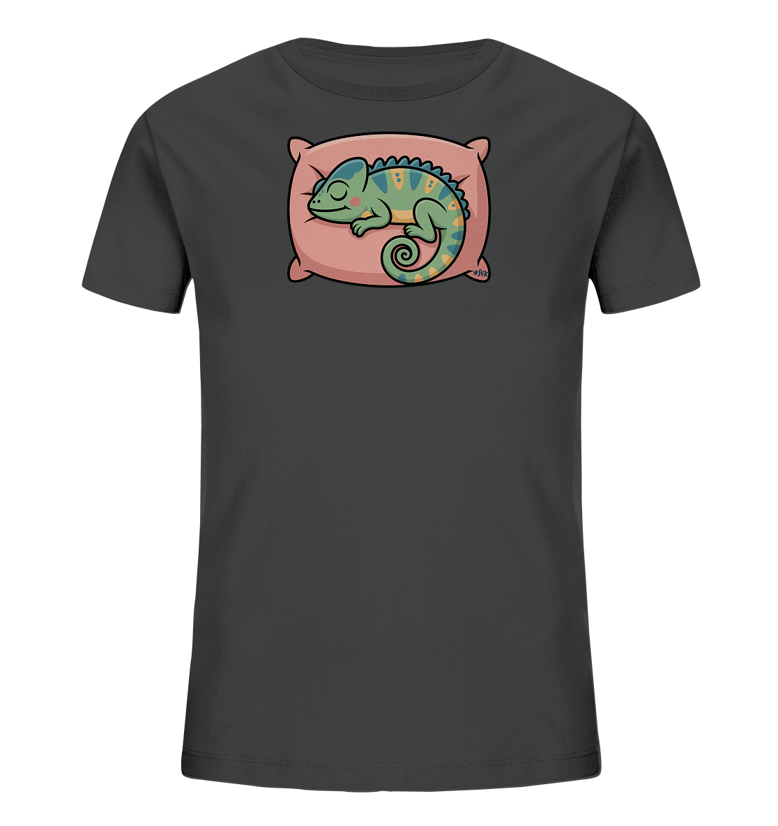 Onlineshop Shirts fuer Kinder - Das dunkelgraue T-Shirt praesentiert ein niedliches, schlafendes Chamaeleon. Das gruenlich-blaue Tier liegt friedlich auf einem rosafarbenen Kissen. Seine gelben und hellblauen Markierungen verleihen dem Design einen sanften Farbtupfer. Das Motiv wirkt beruhigend und ist ansprechend fuer Kinder.