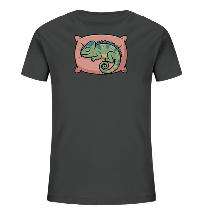 Onlineshop Shirts fuer Kinder - Das dunkelgraue T-Shirt praesentiert ein niedliches, schlafendes Chamaeleon. Das gruenlich-blaue Tier liegt friedlich auf einem rosafarbenen Kissen. Seine gelben und hellblauen Markierungen verleihen dem Design einen sanften Farbtupfer. Das Motiv wirkt beruhigend und ist ansprechend fuer Kinder.