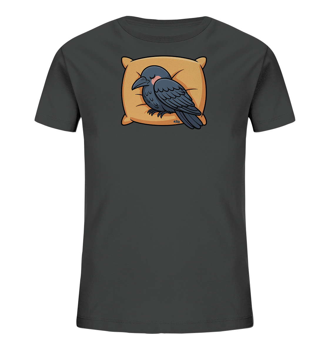 Onlineshop Shirts fuer Kinder - Das Bild zeigt ein dunkelgraues Kinder-T-Shirt mit einer Grafik auf der Vorderseite. Zentral ist ein schlafender, dunkelblauer Vogel mit geschlossenen Augen und rosafarbenen Wangen dargestellt, der auf einem beigefarbenen Kissen liegt. Das Motiv wirkt ruhig und ansprechend, passend fuer ein Kinderkleidungsstueck. Das Design ist einfach und doch detailliert, mit klaren Konturen.