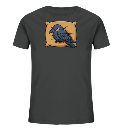 Onlineshop Shirts fuer Kinder - Das Bild zeigt ein dunkelgraues Kinder-T-Shirt mit einer Grafik auf der Vorderseite. Zentral ist ein schlafender, dunkelblauer Vogel mit geschlossenen Augen und rosafarbenen Wangen dargestellt, der auf einem beigefarbenen Kissen liegt. Das Motiv wirkt ruhig und ansprechend, passend fuer ein Kinderkleidungsstueck. Das Design ist einfach und doch detailliert, mit klaren Konturen.