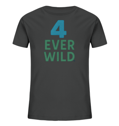 Onlineshop Shirts fuer Kinder - Das Bild zeigt ein dunkelgraues T-Shirt fuer Kinder. Auf der Vorderseite ist eine grosse blaue Zahl '4' zu sehen. Darunter stehen die Worte 'EVER WILD' in gruener Farbe, die leicht texturiert erscheinen. Das Design ist schlicht und grafisch.