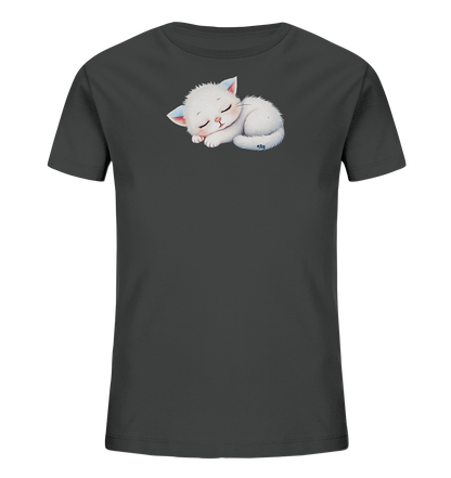 Onlineshop Shirts fuer Kinder - Das Bild zeigt ein dunkelgraues Kinder-T-Shirt. Auf der Vorderseite ist eine niedliche Illustration eines schlafenden weissen Kaetzchens abgebildet. Das Kaetzchen ist zusammengerollt dargestellt, mit geschlossenen Augen und zartrosa Akzenten an Nase und Ohren. Ein leichter blauer Schimmer umrandet die Figur und verleiht dem Design einen sanften, vertraeumten Ausdruck.