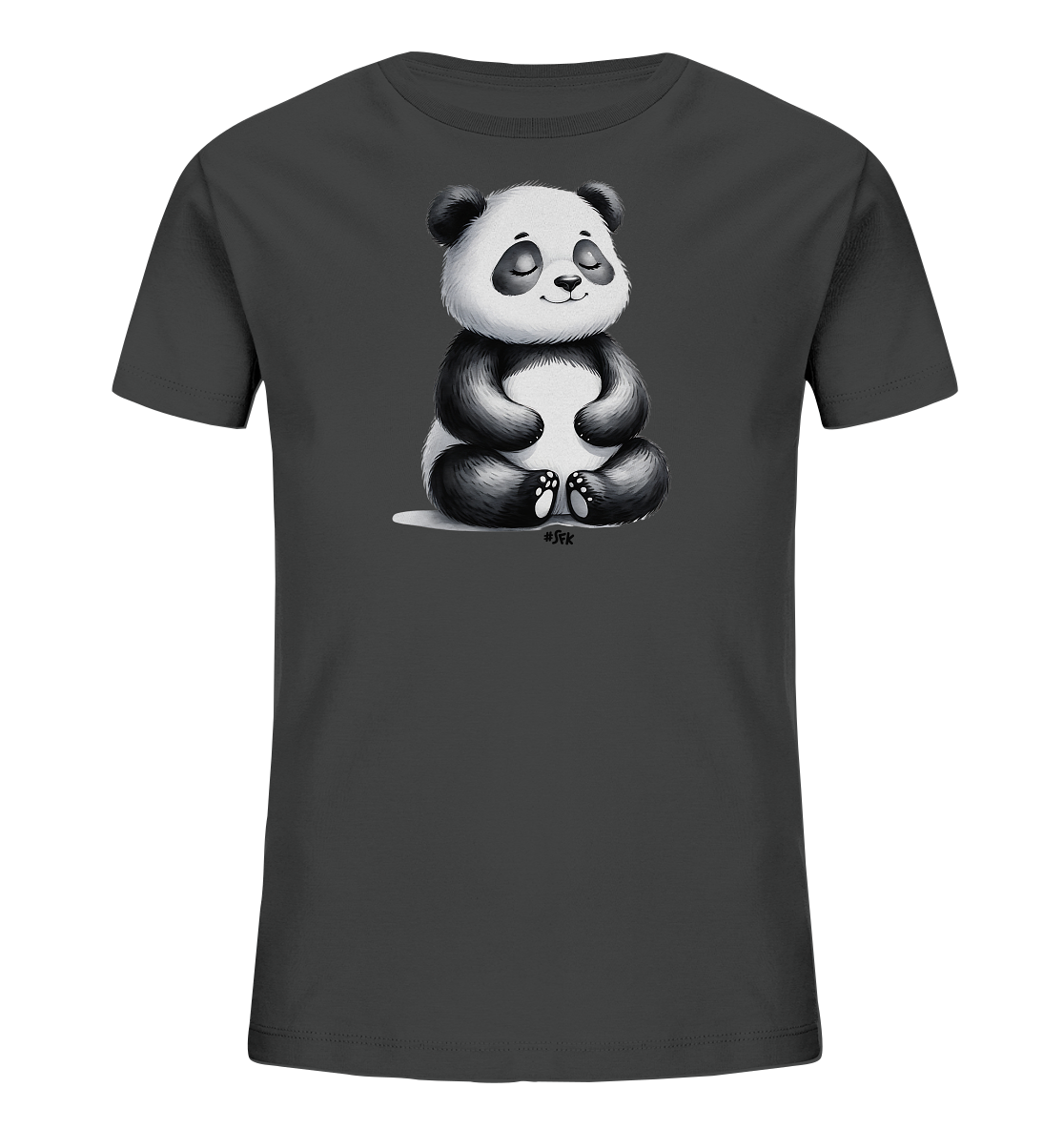 Onlineshop Shirts fuer Kinder - Das Bild zeigt ein dunkelgraues T-Shirt fuer Kinder. Auf der Vorderseite ist eine niedliche Illustration eines Pandas zu sehen. Der Panda sitzt im Schneidersitz mit geschlossenen Augen und laechelt friedlich. Das Motiv ist in Grau- und Schwarztoenen gehalten und verleiht dem Shirt eine ruhige Ausstrahlung.