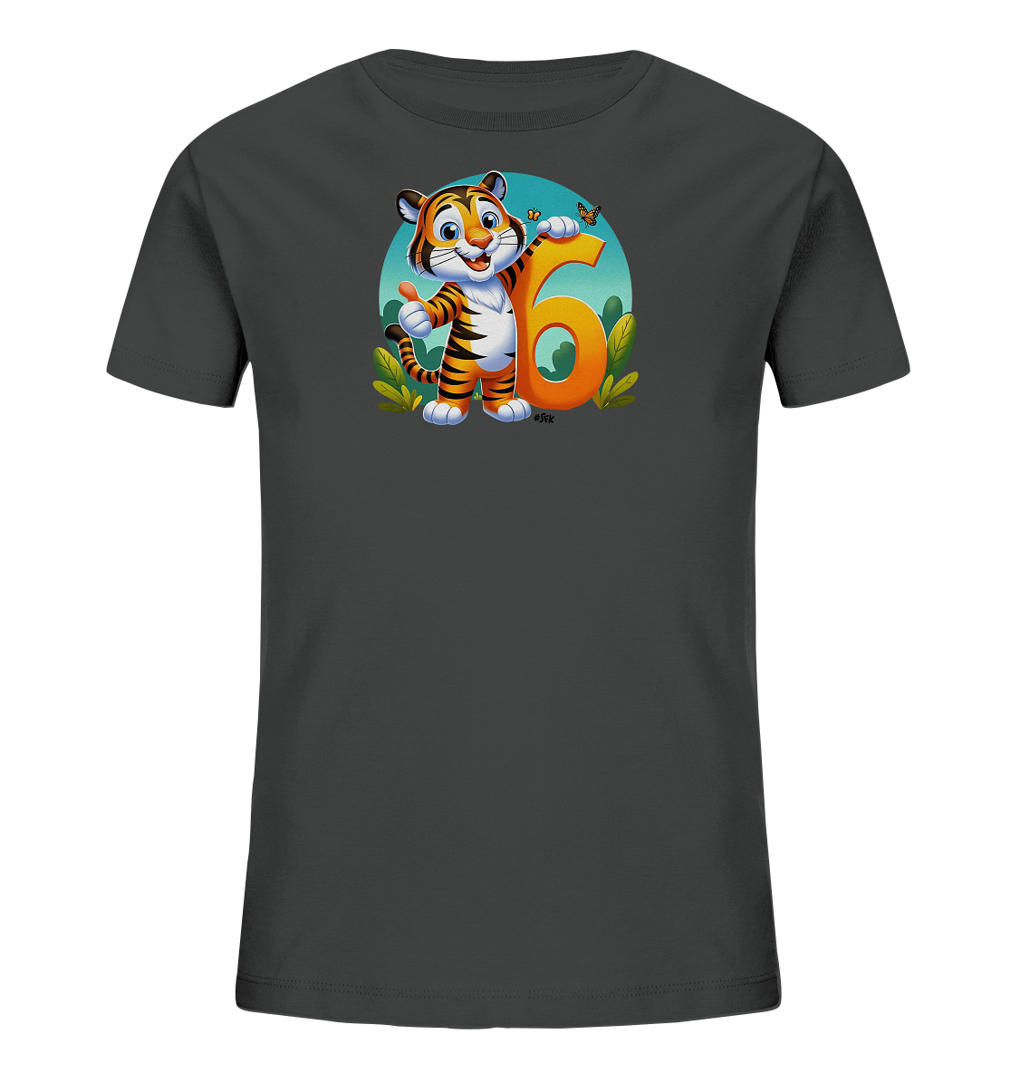 Onlineshop Shirts fuer Kinder - Das Bild zeigt ein dunkelgraues Kinder-T-Shirt mit einer niedlichen Illustration. Ein freundlicher Cartoon-Tiger steht neben der grossen, orangefarbenen Zahl '6'. Das Motiv umfasst auch Pflanzen und einen kleinen Schmetterling vor einem runden Hintergrund. Dieses Design ist verspielt und farbenfroh.