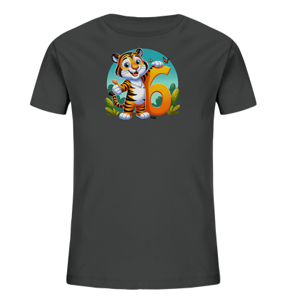 Onlineshop Shirts fuer Kinder - Das Bild zeigt ein dunkelgraues Kinder-T-Shirt mit einer niedlichen Illustration. Ein freundlicher Cartoon-Tiger steht neben der grossen, orangefarbenen Zahl '6'. Das Motiv umfasst auch Pflanzen und einen kleinen Schmetterling vor einem runden Hintergrund. Dieses Design ist verspielt und farbenfroh.
