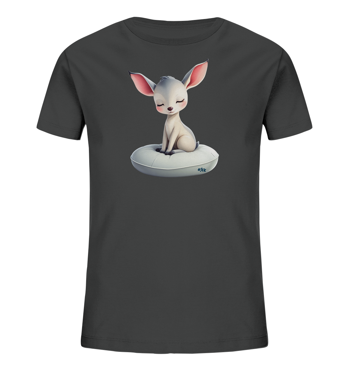 Onlineshop Shirts fuer Kinder - Das Bild zeigt ein dunkelgraues T-Shirt fuer Kinder. Auf der Vorderseite ist eine niedliche Illustration eines hellgrauen Fabelwesens mit grossen rosafarbenen Ohren zu sehen. Das Wesen sitzt friedlich auf einem hellen, ringfoermigen Kissen und hat die Augen geschlossen. Das Motiv wirkt sanft und verspielt, ideal fuer Kinder.