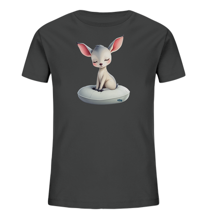 Onlineshop Shirts fuer Kinder - Das Bild zeigt ein dunkelgraues T-Shirt fuer Kinder. Auf der Vorderseite ist eine niedliche Illustration eines hellgrauen Fabelwesens mit grossen rosafarbenen Ohren zu sehen. Das Wesen sitzt friedlich auf einem hellen, ringfoermigen Kissen und hat die Augen geschlossen. Das Motiv wirkt sanft und verspielt, ideal fuer Kinder.