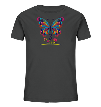 Onlineshop Shirts fuer Kinder - Dieses dunkelgraue Kinder-T-Shirt zeigt ein buntes Motiv eines detaillierten Schmetterlings. Der Schmetterling hat Fluegel mit komplexen Mustern in leuchtenden Farben wie Pink, Blau und Orange. Darunter befindet sich die violette Zahl '3' ueber einer Reihe kleiner rosa Blumen und gruener Staengel. Das Design wirkt farbenfroh und verspielt, ideal fuer Kinder.