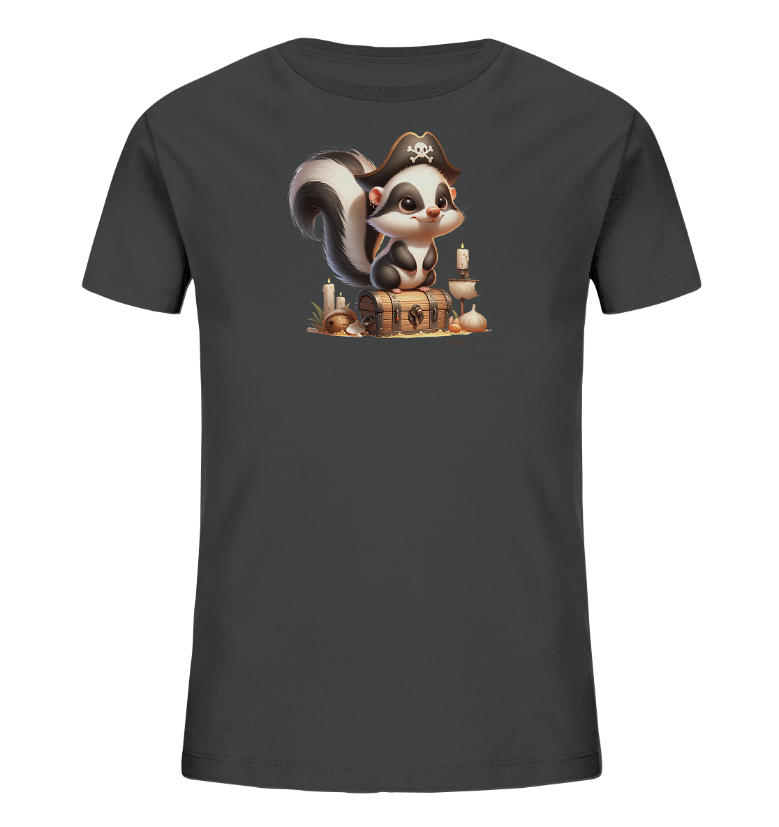 Onlineshop Shirts fuer Kinder - Das Bild zeigt ein dunkelgraues Kinder-T-Shirt mit einem detaillierten Grafikdruck. Im Zentrum steht ein niedliches, cartoonhaftes Stinktier in einem Piratenhut, sitzend auf einer Schatztruhe. Die Szene ist mit Elementen wie Kerzen, einem kleinen Schiffsmodell und Muscheln dekoriert, was das Piratenthema unterstreicht. Das Design ist farbenfroh und ansprechend gestaltet.