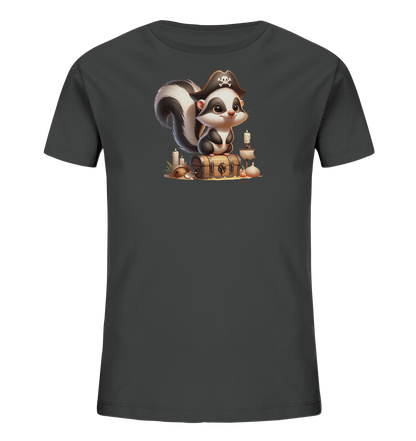 Onlineshop Shirts fuer Kinder - Das Bild zeigt ein dunkelgraues Kinder-T-Shirt mit einem detaillierten Grafikdruck. Im Zentrum steht ein niedliches, cartoonhaftes Stinktier in einem Piratenhut, sitzend auf einer Schatztruhe. Die Szene ist mit Elementen wie Kerzen, einem kleinen Schiffsmodell und Muscheln dekoriert, was das Piratenthema unterstreicht. Das Design ist farbenfroh und ansprechend gestaltet.
