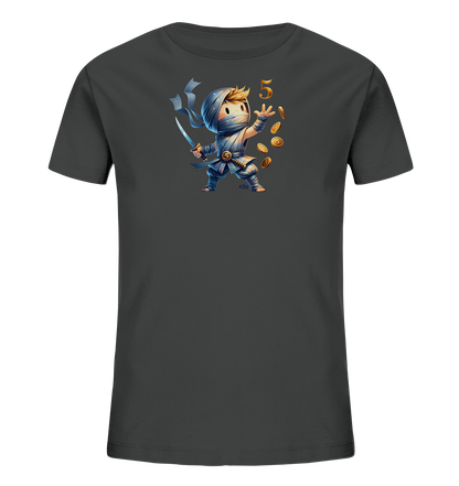 Onlineshop Shirts fuer Kinder - Auf einem dunkelgrauen Kinder-T-Shirt ist eine bunte Illustration. Sie zeigt eine kleine Figur, die wie ein Ninja gekleidet ist, mit Bandagen und einem Schwert. Neben der Figur ist die goldene Zahl '5' prominent platziert. Umlaufend sind goldene Muenzen mit der '5' darauf zu sehen, die den Eindruck von Bewegung erwecken.