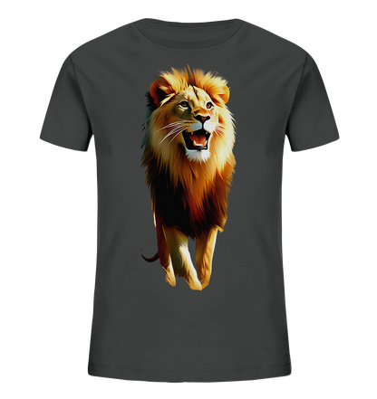 Onlineshop Shirts fuer Kinder - Das Bild zeigt ein dunkles T-Shirt mit einem detailreichen Druck auf der Vorderseite. Der Druck stellt einen stehenden Loewen mit geoeffnetem Maul und voller Maehne dar. Die Illustration in warmen Farbtoenen verleiht dem Motiv eine kraftvolle Ausstrahlung. Es ist ein auffaelliges Design fuer Kinder.