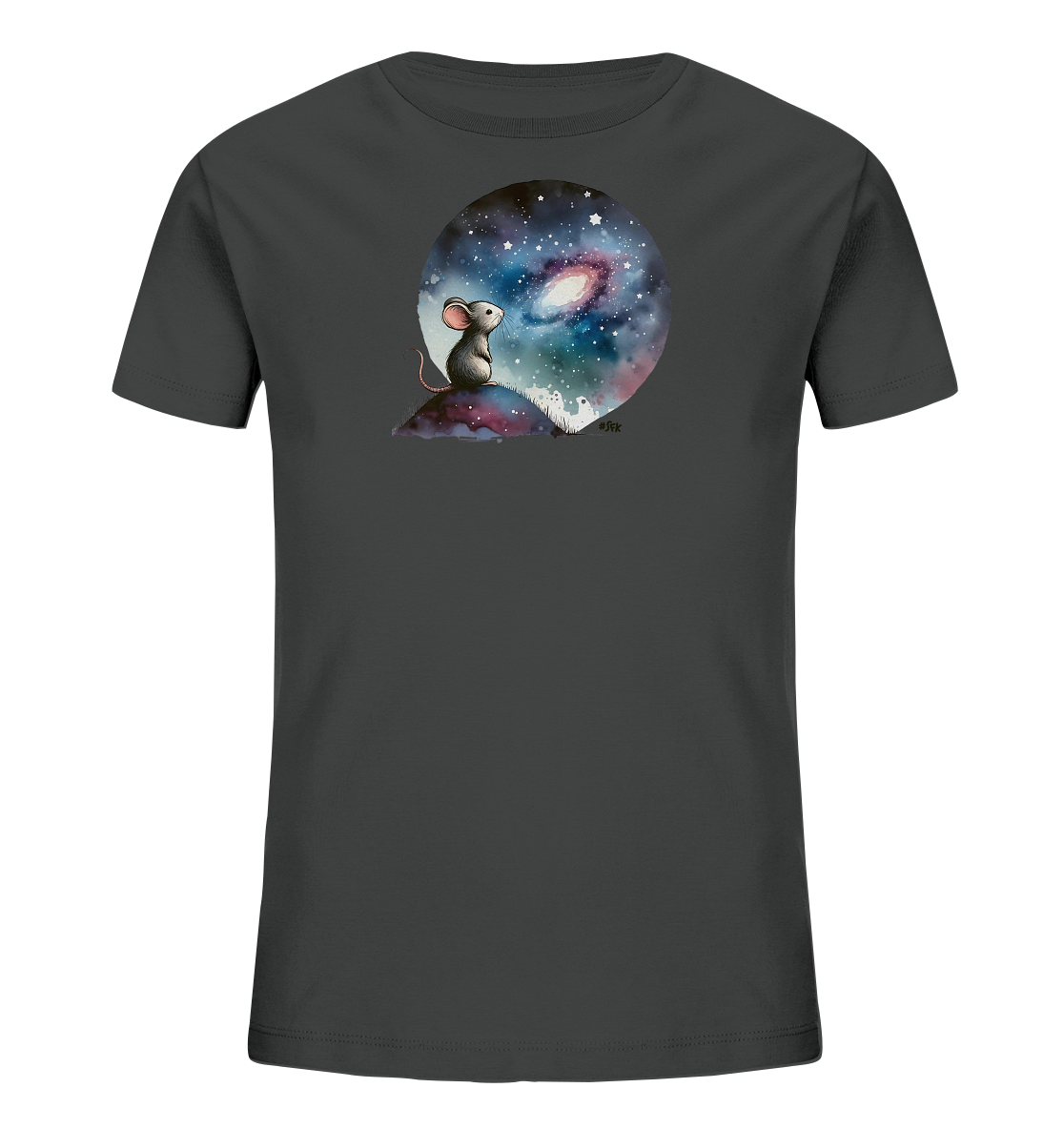 Onlineshop Shirts für Kinder - Das Bild zeigt ein dunkelgraues Kinder-T-Shirt mit einem auffälligen Motiv auf der Vorderseite. Die Grafik stellt eine kleine Maus dar, die auf einem Hügel sitzt und in einen runden Ausschnitt des Nachthimmels mit Sternen und einer Galaxie blickt. Das Motiv ist in einem malerischen, leicht verträumten Stil gehalten. Das T-Shirt hat einen klassischen Schnitt mit kurzen Ärmeln und Rundhals.