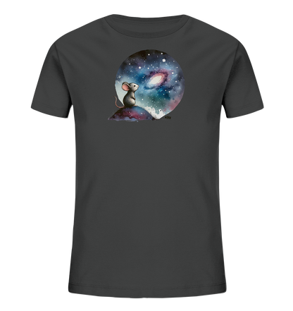 Onlineshop Shirts für Kinder - Das Bild zeigt ein dunkelgraues Kinder-T-Shirt mit einem auffälligen Motiv auf der Vorderseite. Die Grafik stellt eine kleine Maus dar, die auf einem Hügel sitzt und in einen runden Ausschnitt des Nachthimmels mit Sternen und einer Galaxie blickt. Das Motiv ist in einem malerischen, leicht verträumten Stil gehalten. Das T-Shirt hat einen klassischen Schnitt mit kurzen Ärmeln und Rundhals.