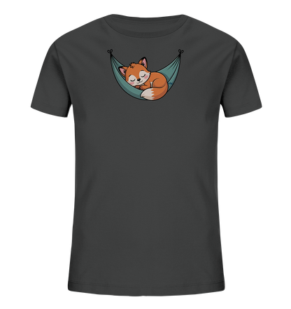 Onlineshop Shirts fuer Kinder - Das Bild zeigt ein dunkelgraues Kinder-T-Shirt mit einem niedlichen Motiv auf der Vorderseite. Darauf ist ein schlafender Fuchs zu sehen, der sich friedlich in einer tuerkisblauen Haengematte zusammengerollt hat. Der Fuchs ist orangefarben mit einer hellen Bauchpartie und einem buschigen Schwanz, seine Augen sind geschlossen. Das gesamte Design vermittelt eine ruhige und verspielte Stimmung.