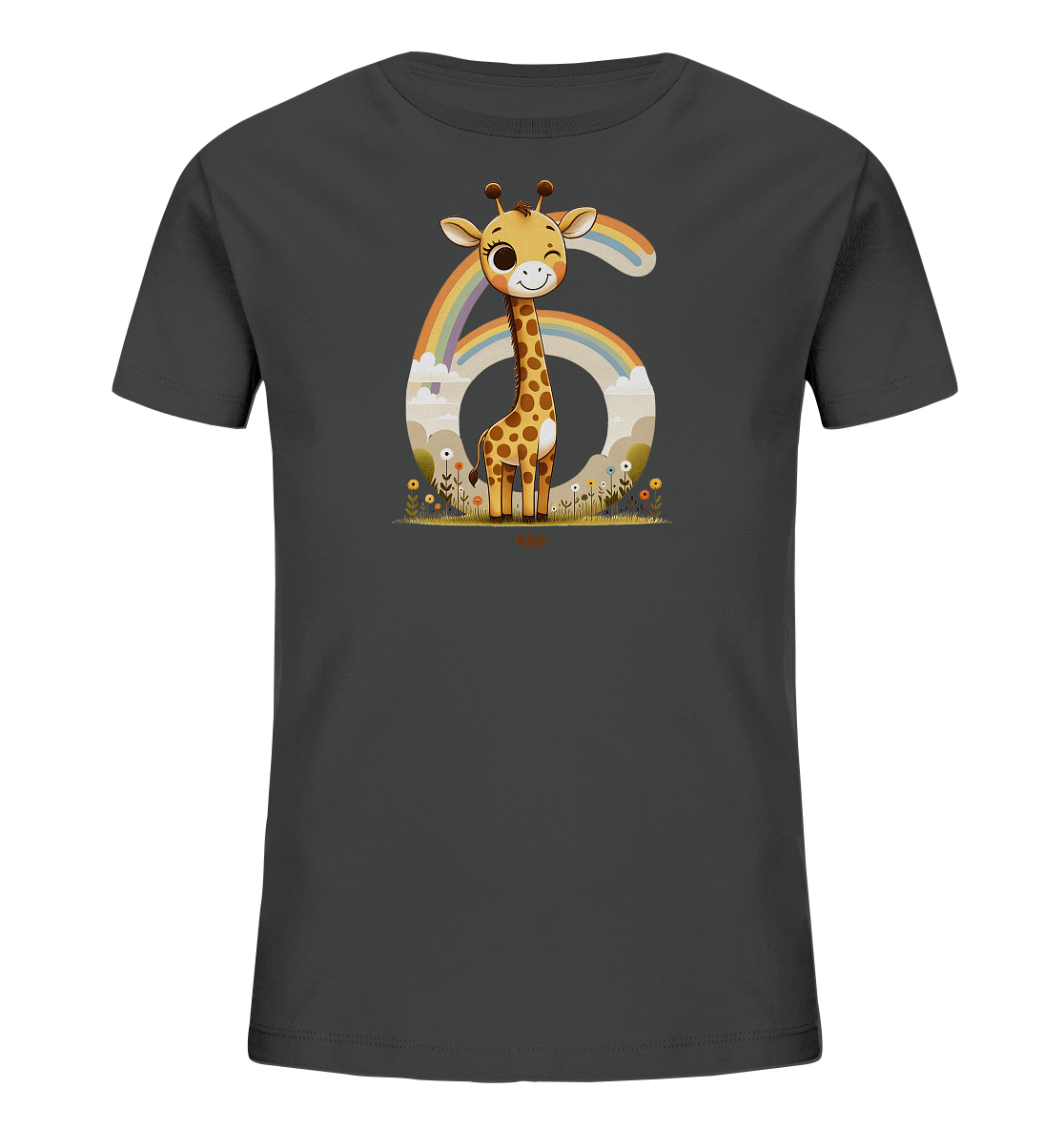 Onlineshop Shirts fuer Kinder - Das Bild zeigt ein dunkles T-Shirt mit einem froehlichen Motiv einer Cartoon-Giraffe. Die Giraffe steht in einer Blumenwiese vor einer grossen Zahl '6'. Die Zahl ist als stilisierte Wolken und ein bunter Regenbogen gestaltet. Das Design wirkt verspielt und ansprechend fuer Kinder.