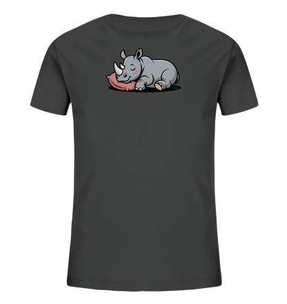 Onlineshop Shirts fuer Kinder - Das Bild zeigt ein dunkelgraues Kinder-T-Shirt mit einem niedlichen Motiv eines schlafenden Nashorns. Das Cartoon-Nashorn liegt friedlich auf einem rosafarbenen Kissen, mit geschlossenen Augen und rosigen Wangen. Das Design wirkt beruhigend und ist ideal fuer kleine Tierliebhaber. Die sanften Farben betonen den friedlichen Ausdruck des Tieres.