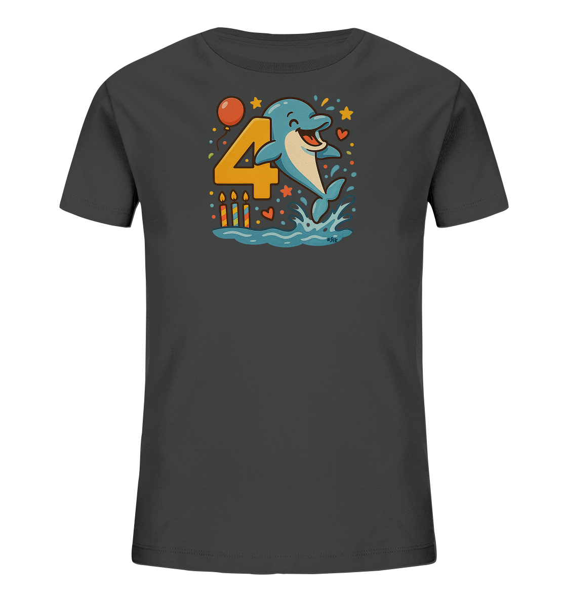 Onlineshop Shirts fuer Kinder - Das Bild zeigt ein dunkelgraues Kinder-T-Shirt mit einem farbenfrohen Druck. Im Zentrum des Motivs steht ein Cartoon-Delfin, der froehlich aus dem Wasser springt. Neben dem Delfin ist eine grosse orange Zahl '4' abgebildet, umgeben von dekorativen Elementen wie einem Ballon, Kerzen, Sternen und Herzen, die eine Feierlichkeit andeuten.