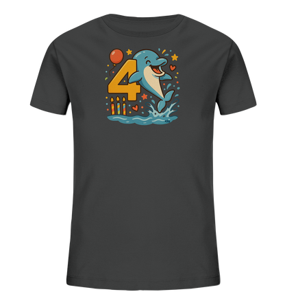 Onlineshop Shirts fuer Kinder - Das Bild zeigt ein dunkelgraues Kinder-T-Shirt mit einem farbenfrohen Druck. Im Zentrum des Motivs steht ein Cartoon-Delfin, der froehlich aus dem Wasser springt. Neben dem Delfin ist eine grosse orange Zahl '4' abgebildet, umgeben von dekorativen Elementen wie einem Ballon, Kerzen, Sternen und Herzen, die eine Feierlichkeit andeuten.