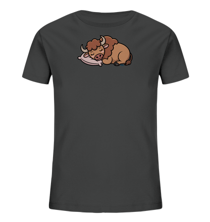 Onlineshop Shirts fuer Kinder - Das Bild zeigt ein dunkelgraues Kinder-T-Shirt. Auf der Vorderseite befindet sich eine niedliche Cartoon-Illustration eines schlafenden Bisonkalbes. Das braune Kalb liegt gemuetlich auf einem hellrosa Kissen, die Augen sind geschlossen. Das Design wirkt verspielt und friedlich.