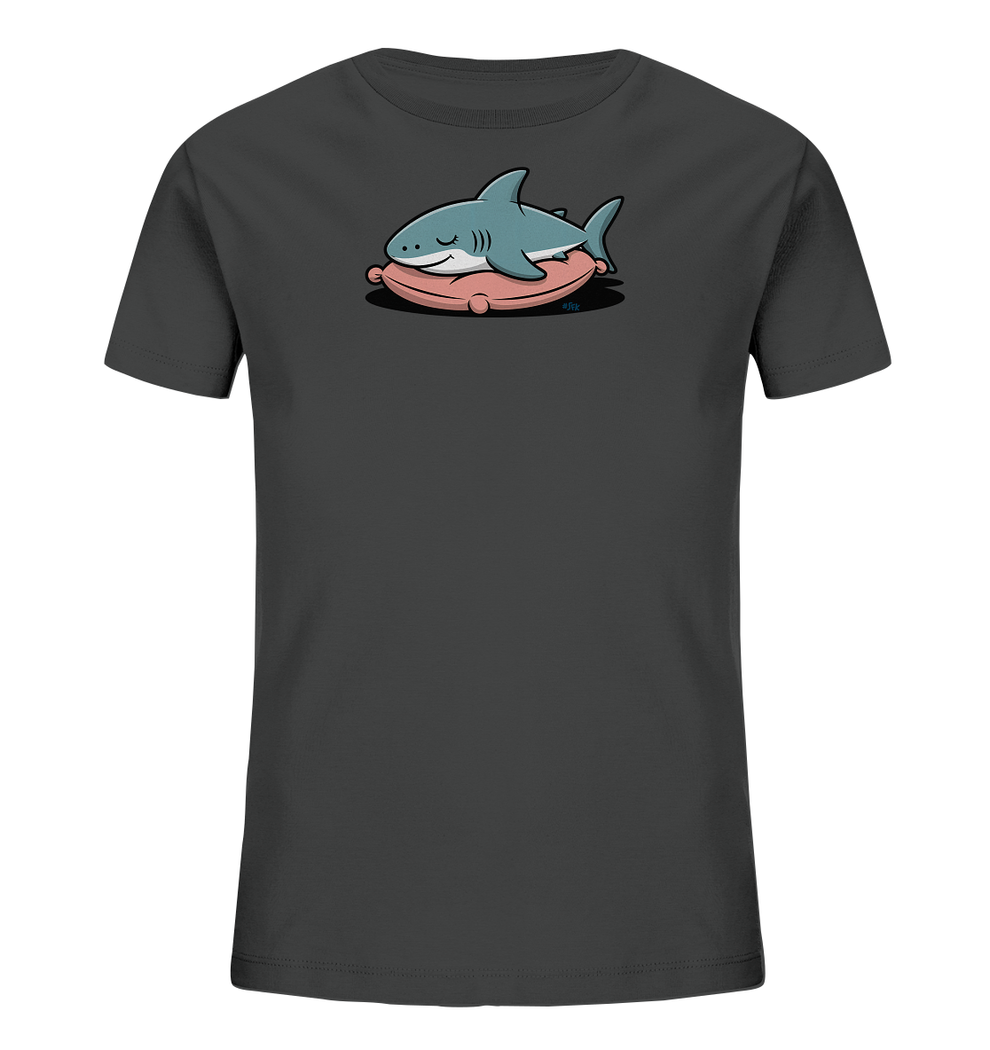 Onlineshop Shirts fuer Kinder - Das Bild zeigt ein dunkelgraues Kinder-T-Shirt mit einem niedlichen Motiv eines schlafenden Hais. Der hellblaue Hai liegt friedlich auf einem rosafarbenen Kissen. Das Design wirkt ruhig und freundlich, ideal fuer Kinder. Es ist eine verspielte Darstellung, die Ruhe ausstrahlt.