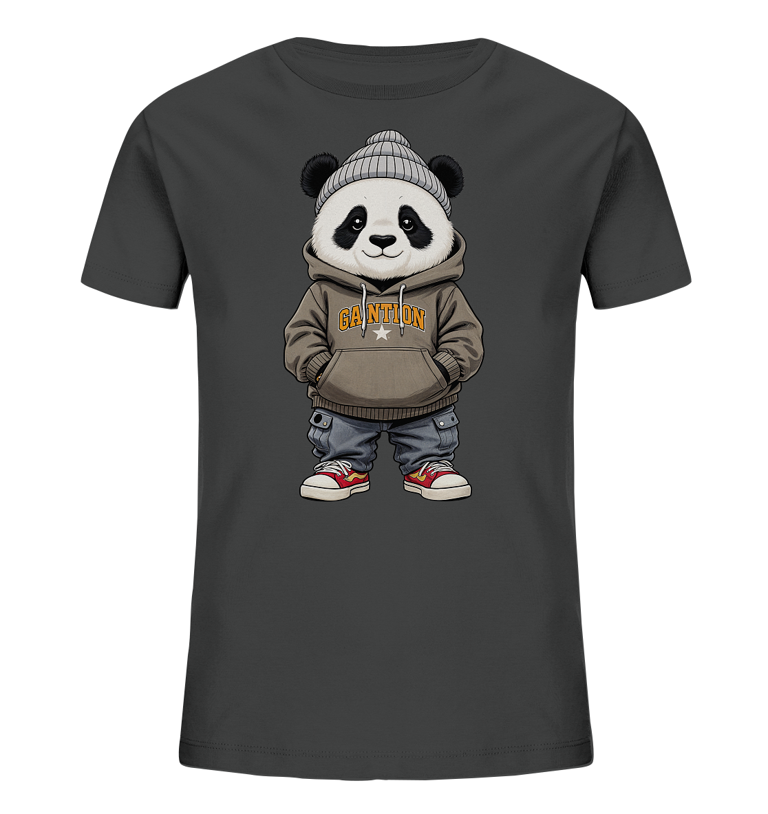 Onlineshop Shirts fuer Kinder - Das Bild zeigt ein dunkelgraues T-Shirt mit einem niedlichen, laessigen Panda-Motiv. Der Panda traegt eine helle Strickmuetze, einen braunen Kapuzenpullover mit einem Schriftzug und eine weite blaue Hose. Sein Outfit wird durch rote Turnschuhe abgerundet, waehrend sein freundlicher Blick das Gesamtbild praegt. Das Design wirkt modern und ansprechend fuer Kinder.