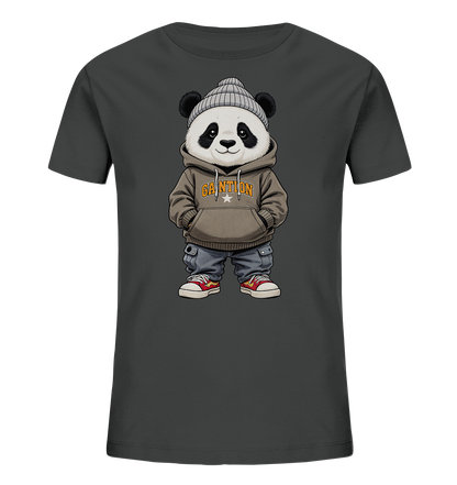 Onlineshop Shirts fuer Kinder - Das Bild zeigt ein dunkelgraues T-Shirt mit einem niedlichen, laessigen Panda-Motiv. Der Panda traegt eine helle Strickmuetze, einen braunen Kapuzenpullover mit einem Schriftzug und eine weite blaue Hose. Sein Outfit wird durch rote Turnschuhe abgerundet, waehrend sein freundlicher Blick das Gesamtbild praegt. Das Design wirkt modern und ansprechend fuer Kinder.