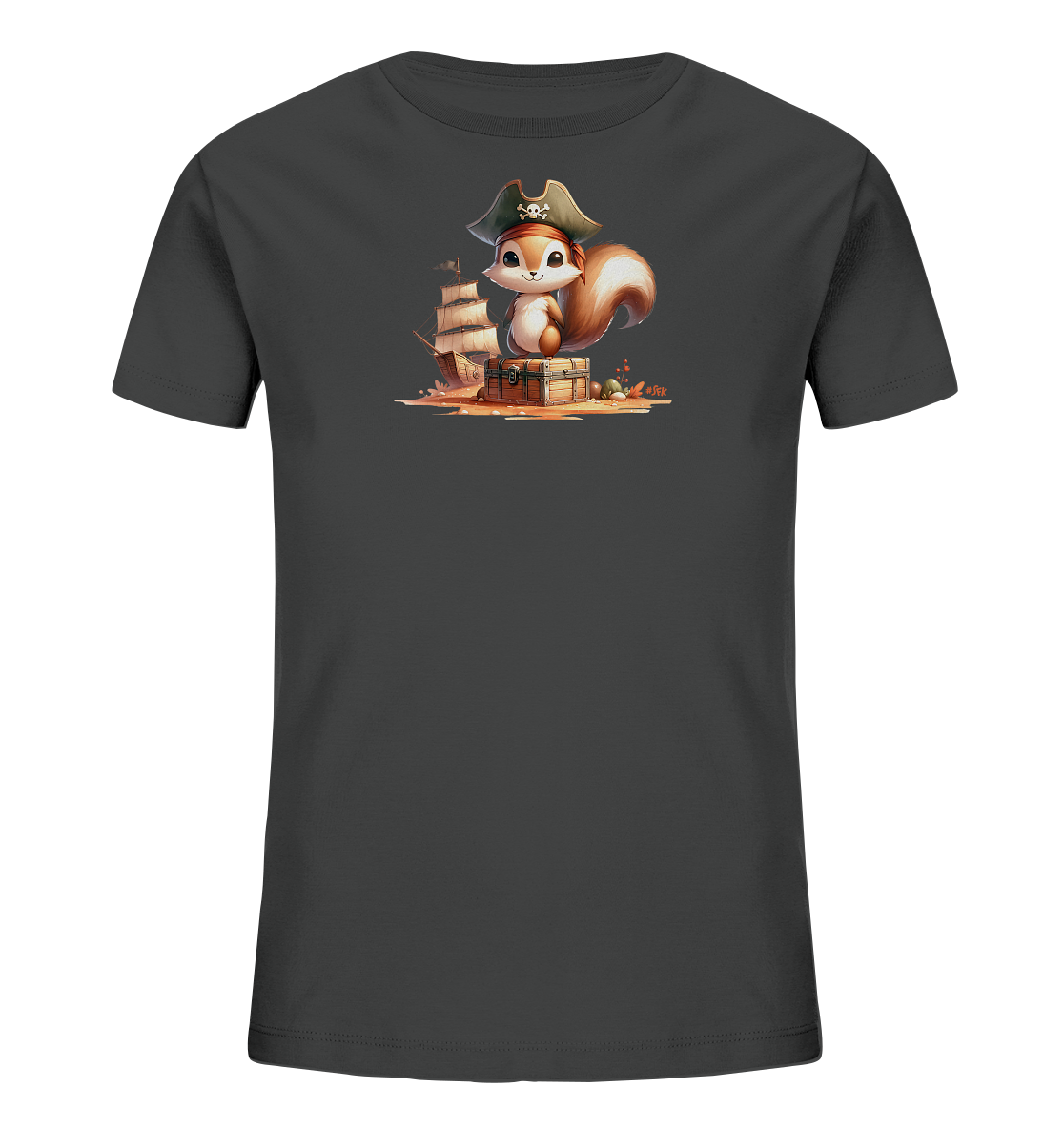 Onlineshop Shirts fuer Kinder - Das Bild zeigt ein dunkelgraues Kinder-T-Shirt mit einem detailreichen Piraten-Motiv. Im Zentrum der Grafik sitzt ein niedliches Eichhoernchen mit einem Piratenhut und einem freundlichen Blick auf einer Holztruhe. Hinter dem Eichhoernchen ist ein Segelschiff zu sehen, das auf dem Wasser liegt, waehrend die Szene einem Strand aehnelt. Das verspielte Design zeigt Elemente wie Muscheln und kleine Steine im Sand.