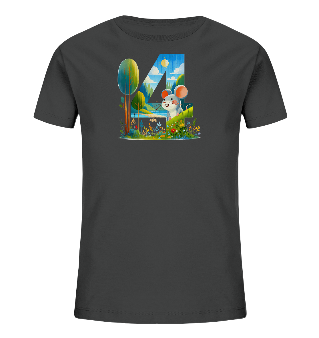 Onlineshop Shirts fuer Kinder - Das Bild zeigt ein graues T-Shirt fuer Kinder mit einem grossen, farbigen Motiv auf der Vorderseite. Das Design integriert die Zahl '4' als Teil einer Landschaft mit Baeumen, Bergen und einem See. Eine freundliche Cartoon-Maus sitzt im Vordergrund inmitten von bunten Blumen und Graesern. Der Hintergrund zeigt einen blauen Himmel mit Sonne und Wolken.