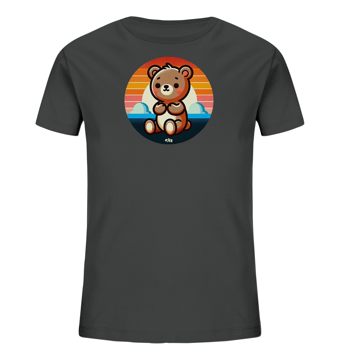 Onlineshop Shirts fuer Kinder - Das Bild zeigt ein anthrazitfarbenes T-Shirt fuer Kinder mit einem farbenfrohen, runden Aufdruck. Der Aufdruck zeigt einen niedlichen, braunen Cartoon-Baeren, der mit verschraenkten Armen sitzt. Hinter dem Baeren ist ein Hintergrund im Stil eines Sonnenuntergangs oder Sonnenaufgangs mit stilisierten Wolken und einem Gewaesser zu sehen. Das Design wirkt freundlich und ansprechend.