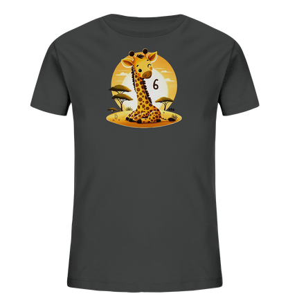 Onlineshop Shirts fuer Kinder - Das Bild zeigt ein dunkelgraues Kinder-T-Shirt. Auf der Vorderseite ist eine Illustration einer sitzenden Cartoon-Giraffe in einer Savannenlandschaft zu sehen. Im Hintergrund ist eine gelbe Sonne dargestellt. Neben der Giraffe steht die Zahl '6'.